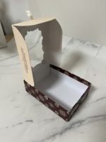 Boîtes en carton personnalisées pour l'emballage de vêtements, boîte rigide en carton blanc avec logo imprimé, fenêtre et ruban, ventes chaudes