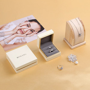 Boîte cadeau de luxe beige personnalisée pour ensemble de bijoux (collier et bague) - Vente en gros Boyang - Product Image 1