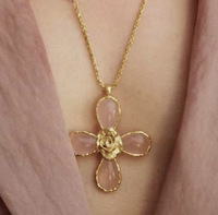 Collier tendance pour femme avec pendentif en pierre naturelle incrusté de croix en cuivre plaqué or et de pierres de lave rose, chaîne en bambou polyvalente et personnalisable