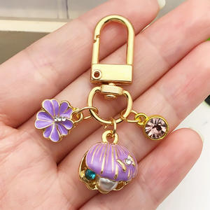 ที่สร้างสรรค์หอยมุกเทียมสีม่วงกับดอกไม้เพชรพวงกุญแจโลหะรูปตัวยูจี้กระเป๋าเป้สะพายหลังน้ำมันหยด - Product Image 2