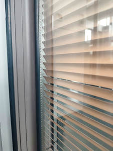 Puerta Moderna de Apertura Exterior de Aluminio y Madera Compuesta, Ahorradora de Energía, con Persianas Eléctricas Integradas, para Suite de Habitación de Hotel de Lujo - Product Image 5