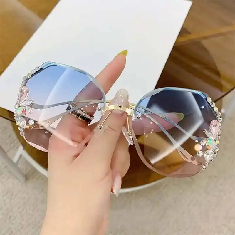 2024 lüks tasarımcı moda özel güneş gözlükleri kadın Shades çerçevesiz kesme Lens degrade güneş gözlüğü elmas güneş gözlüğü