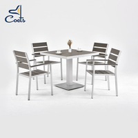 Ensemble de jardin extérieur avec tables et chaises de restaurant