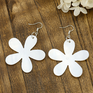 48mm naturale madreperla <span class=keywords><strong>orecchini</strong></span> pendenti alla moda <span class=keywords><strong>con</strong></span> conchiglia di fiori ciondolo in metallo all'uncinetto gioielli per feste regali - Product Image 2