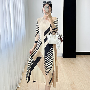 Ultimo <span class=keywords><strong>nero</strong></span> <span class=keywords><strong>e</strong></span> <span class=keywords><strong>bianco</strong></span> pieghe Miyake vestito coreano taglie forti gonna lunga dritta <span class=keywords><strong>donna</strong></span> fiore elegante festa aderente abito Casual - Product Image 4