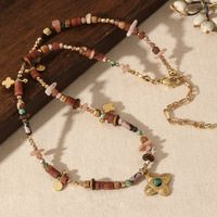 Collier ras du cou fait main en laiton plaqué or 18 carats avec pendentif en pierre de sable dorée naturelle et perles pour femme
