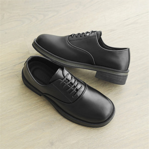 Zapatos de cuero transpirables de moda con suela gruesa y cordones, negros, antideslizantes, con punta cuadrada, venta directa de fábrica, preferidos para grandes cantidades. - Product Image 1