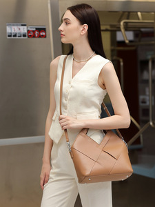 Bolso de mano de cuero genuino para mujer, diseño geométrico entrecruzado, bolsos de diseño hechos a mano, bolso de hombro de cuero tejido. - Product Image 2