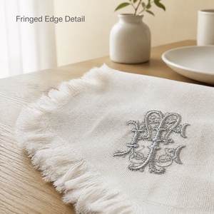 Serviette en coton carrée personnalisée avec monogramme brodé et bordure à franges pour la décoration de table - Product Image 2
