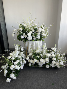 Decorazione Realistica con Rose Bianche Artificiali in Seta e Foglie Verdi, Runner Floreale Alto per Corridoi Nuziali e Scenografie - Product Image 4