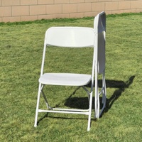 Chaise pliante en plastique surdimensionnée avec dossier carré et structure robuste thermolaquée pour le jardin et les services de restauration