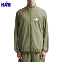Veste minimaliste à col montant personnalisée pour homme, poches discrètes, polyester recyclé pour un usage urbain, extérieur et décontracté