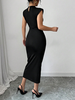 Robe midi sirène élégante et décontractée pour femme, noire, sans manches, col montant, épaules rembourrées, froncée, avec boucle florale en métal