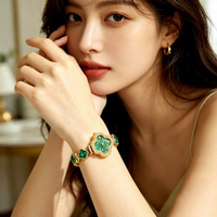 Montre à quartz pour femme avec bracelet en alliage serti de trèfles à quatre feuilles et cadran en verre minéral