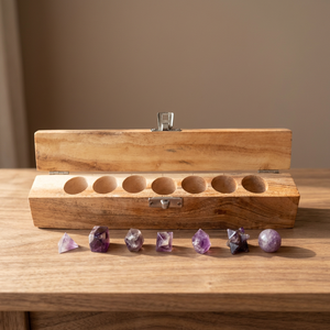 Ensemble de 7 cristaux d'améthyste naturelle faits à la main, polis, sculptés, formes irrégulières, avec boîte en bois - Product Image 1