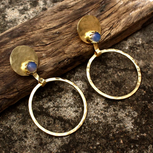 Boucles d'oreilles créoles plaquées or martelé OEM avec calcédoine bleue et laiton texturé et anneaux pendants Boucles d'oreilles de Bohème - Product Image 1