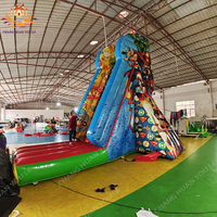 Plateforme de saut à double saut en chute libre gonflable avec sac d'air 9*5*5M Capacité de 300 kg pour une utilisation en famille dans la cour et les parcs d'attractions
