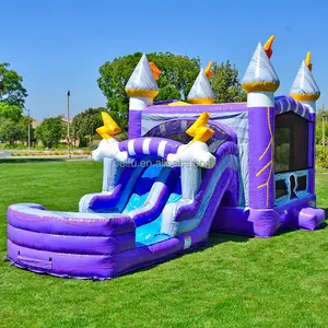Castelo inflável gigante ao ar livre, com cordão, crianças