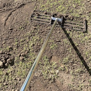 Outil de nivellement de pelouse professionnel de qualité supérieure, 30x10 pouces, robuste, avec poignée en caoutchouc, râteau plat argenté pour jardin, cour arrière, terrain de golf, ferme - Product Image 5
