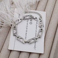 Prix de gros Bracelet chaîne cœur en plaqué or 18 carats de haute qualité Bracelet chaîne cœur creux en acier inoxydable pour femmes
