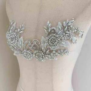 Corset en cristal de <span class=keywords><strong>verre</strong></span> perlé en dentelle brodée 3D fait à la main robe manteau <span class=keywords><strong>Applique</strong></span> Patch fleur coeur pour chapeau vente en gros - Product Image 1