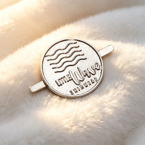Étiquettes métalliques vierges en gros pour vêtements : pulls, sweats à capuche et tenues décontractées - Product Image 1