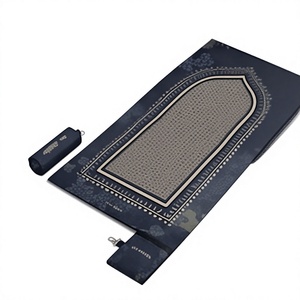 Tapis de prière portable de luxe imprimé, doux et pliable, format poche, pour voyage, tapis de prière islamique Sajadah avec pochette, vente en gros - Product Image 2