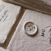 Cartes d'invitation de mariage personnalisées en papier coton rustique fait main avec bords déchirés et sceau doré, fabriquées en Chine