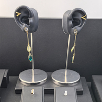 Présentoir de bijoux pour piercing luxe haut de gamme personnalisé mannequin d'oreille avec cheveux Présentoir pour bijoux en cuir pour piercing support pour ensemble