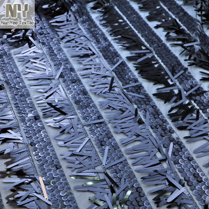 Tessuto Nanyee a forma di freccia a spillo in tessuto di paillettes con spada nera oversize da 4cm - Product Image 5