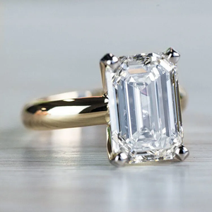 แหวนหมั้นเพชรตัดมรกต Solitaire 4 กะรัต VS2/D 18K ที่ผ่านการรับรอง - Product Image 2