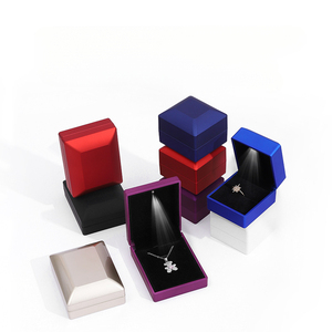 Elegante scatola per gioielli a LED di alta gamma, per anelli, orecchini, accessori, regali per le feste, vernice senza giunture di lusso leggero. - Product Image 1