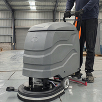 Autolaveuse autoportée robuste à batterie avec raclette en aluminium de 800 mm et moteurs de 550 W pour usage industriel en entrepôt