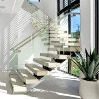 Escalier intérieur droit flottant en marbre au design moderne et simple Marches en marbre et escaliers flottants en verre trempé
