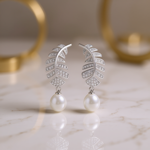 Orecchini Pendenti E1760 in Oro Bianco con Piuma, Perla Imitazione e Diamanti Taglio Brillante Rotondo, Stile Romantico da Donna per Matrimoni - Product Image 2