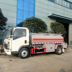 Camion-citerne à carburant diesel HOWO 5000l à bas prix en Chine, camion-citerne mobile 4X2 pour le ravitaillement en carburant - Product Image 2