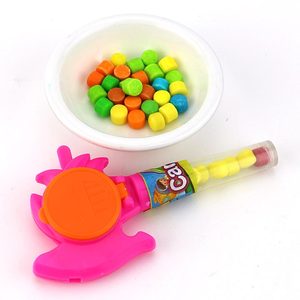 Jouet catapulte <span class=keywords><strong>en</strong></span> <span class=keywords><strong>forme</strong></span> d'axe avec sifflet et <span class=keywords><strong>soucoupe</strong></span> volante <span class=keywords><strong>de</strong></span> tir <span class=keywords><strong>de</strong></span> dessin animé, avec bonbons - Product Image 4