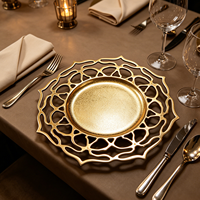Assiette de service de luxe artistique contemporaine dorée ajourée à motif toile, durable pour la restauration fine moderne et les mariages