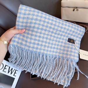 Écharpe en polyester durable à motif floral rétro coréen de luxe, design pied-de-poule chaud pour l'hiver, châle traditionnel facile pour femmes - Product Image 3