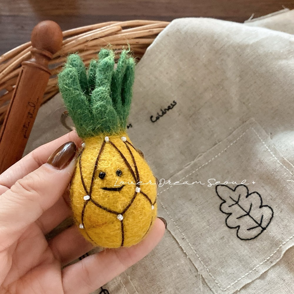Ciondolo in feltro di lana con faccina sorridente di ananas
