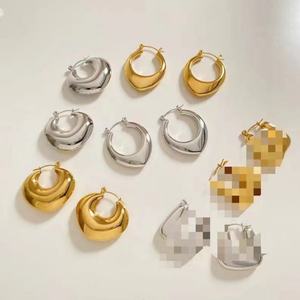 ต่างหูห้อยทรงลูกบาศก์ประดับเพชรคิวบิกเซอร์โคเนีย วัสดุสแตนเลสชุบทอง 18K ดีไซน์เก๋ทันสมัยสำหรับทุกเพศ - Product Image 2