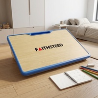 Plateau d'accessoires de bureau en bois léger avec bord bleu et fente porte-stylo pour l'étude des étudiants et l'utilisation en classe