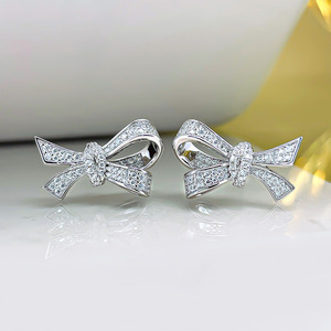 Orecchini a perno con fiocco dolce per donna, accessori per l'orecchio semplici e alla moda per l'uso quotidiano, outfit casual e regalo - Product Image 1