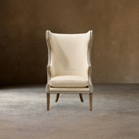 Fauteuil d'appoint artisanal à dossier haut et accoudoirs ailés, avec garniture cloutée et revêtement en lin, pour une décoration de salon de luxe