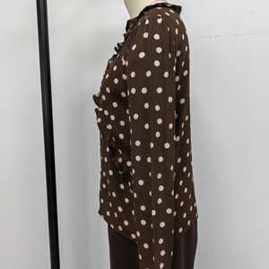 Camisa de <span class=keywords><strong>mujer</strong></span> <span class=keywords><strong>extra</strong></span> grande Camisa elegante con estampado de lunares con cuello en V Vendedor caliente Camisa elegante linda de talla grande - Product Image 6