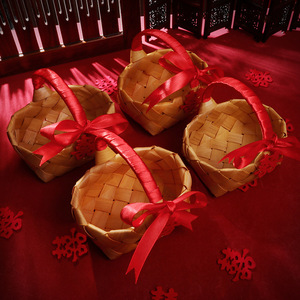 Panier en bambou tressé à la main Kch, petite décoration de mariage pour lit, avec ruban rouge et noix - Product Image 2
