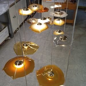 中山カスタムエンジニアリングペンダントカラーアートガラスハンギングライトサスペンション階段またはリビングデコレーションランプ用に取り付けられています - Product Image 5