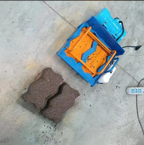 Mesin pembuat blok Paving Interlock <span class=keywords><strong>Manual</strong></span> rumah tangga dengan komponen mesin inti termasuk produksi semen berongga pasir bata - Product Image 5