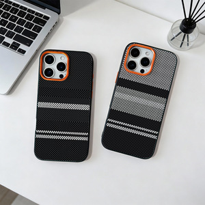 Coque de protection antichoc pour iPhone 17 avec motif <span class=keywords><strong>fibre</strong></span> de carbone et protection d'objectif <span class=keywords><strong>orange</strong></span> premium - Product Image 4