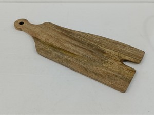 Planche à découper en bois rectangulaire avec poignée durable et surface polie, en vente - Product Image 5